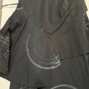 Asymmetrical imported Blk/white skirt